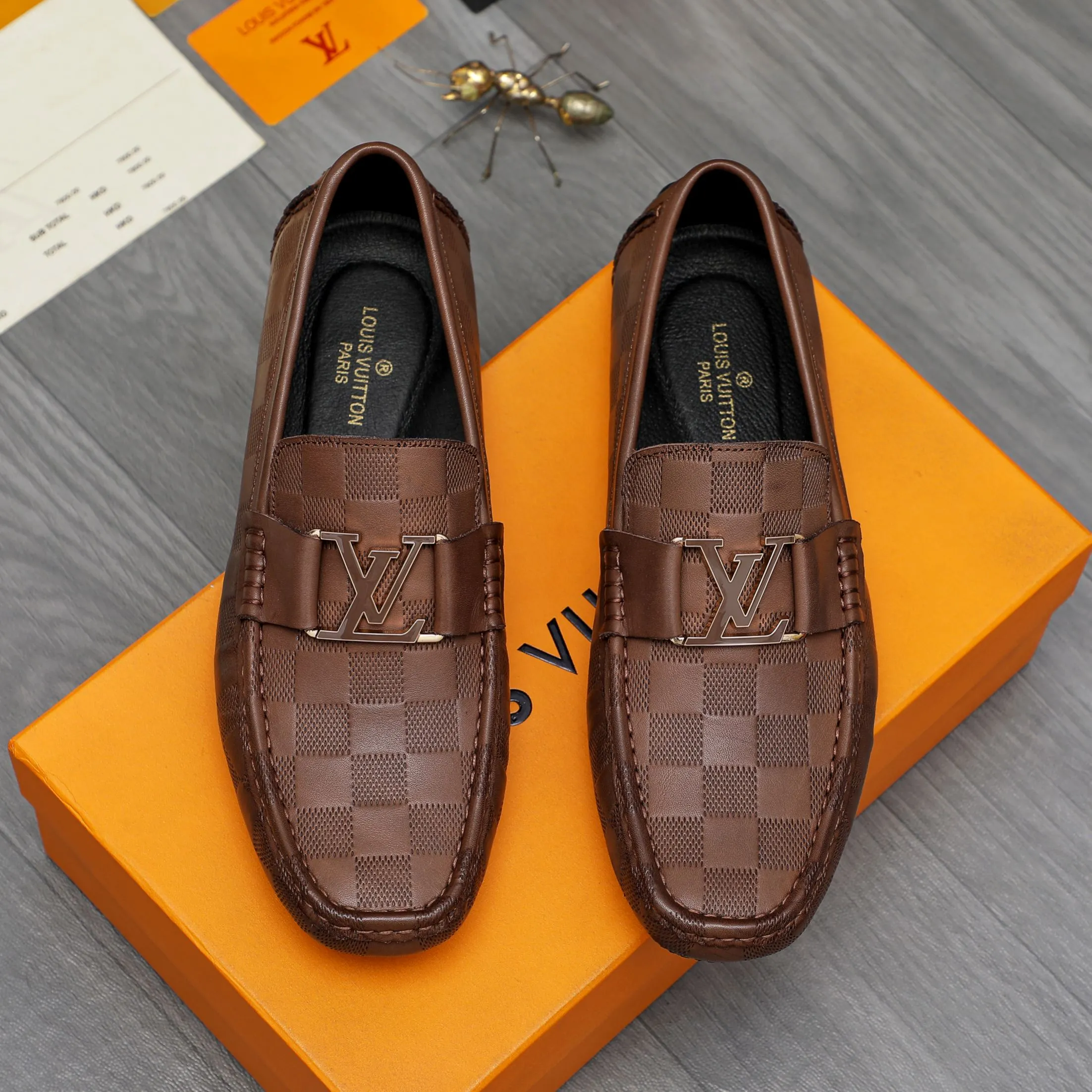 Men's shoes💰400 Product trademark: LV "Louis Vuitton" business slip-on leather shoes Regular size: 38-45 (45 is custom-made and non-returnable) Product materials: Selected high-quality cowhide embossed upper, pigskin lining, rubber outsole